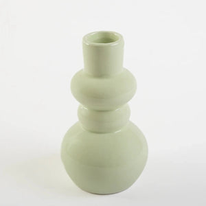 Vaso de cerâmica decorativo confeccionado em cerâmica de alta qualidade com acabamento primoroso com design minimalista de linhas orgânicas, peça decorativa versátil que se destaca pela sua harmonia de formas e excelente presença visual.