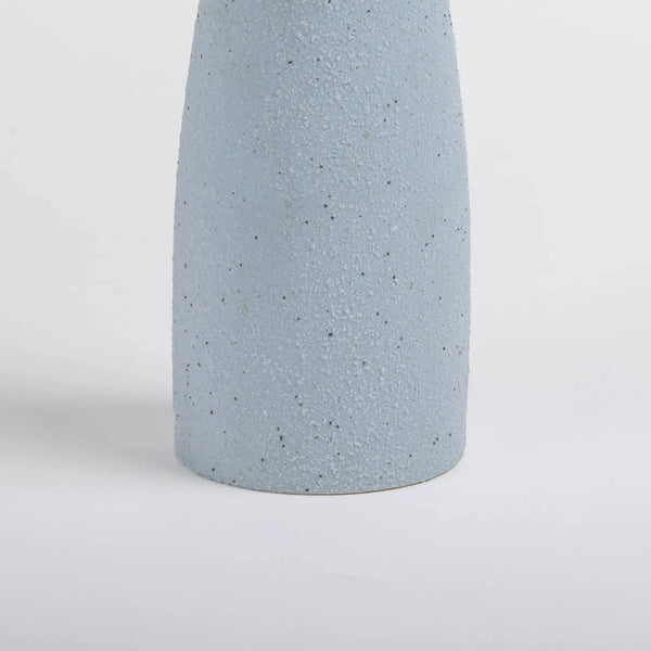 Vaso de cerâmica decorativo confeccionado em cerâmica de alta qualidade com acabamento primoroso com design minimalista de linhas orgânicas, traz um toque sutil de refinamento estético a salas de estar, halls de entrada e escritórios.