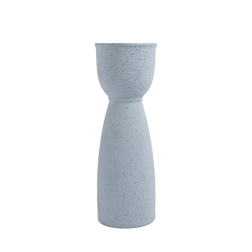 Vaso de cerâmica decorativo confeccionado em cerâmica de alta qualidade com acabamento primoroso e superfície de acabamento fosco acetinado, sinônimo de elegância atemporal, ideal para dar vida, movimento e frescor ao design de interiores.