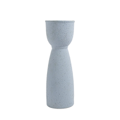 Vaso de cerâmica decorativo confeccionado em cerâmica de alta qualidade com acabamento primoroso e superfície de acabamento fosco acetinado, sinônimo de elegância atemporal, ideal para dar vida, movimento e frescor ao design de interiores.
