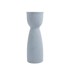 Vaso de cerâmica decorativo confeccionado em cerâmica de alta qualidade com acabamento primoroso e superfície de acabamento fosco acetinado, sinônimo de elegância atemporal, ideal para dar vida, movimento e frescor ao design de interiores.