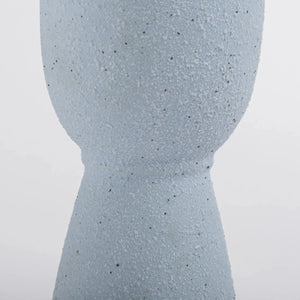 Vaso de cerâmica decorativo confeccionado em cerâmica de alta qualidade com acabamento primoroso com design minimalista de linhas orgânicas, ideal para valorizar plantas e flores secas enquanto decora o ambiente com personalidade única.