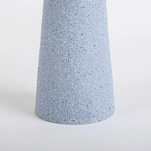 Vaso de cerâmica decorativo confeccionado em cerâmica de alta qualidade com acabamento primoroso com design minimalista de linhas orgânicas, traz um toque sutil de refinamento estético a salas de estar, halls de entrada e escritórios.