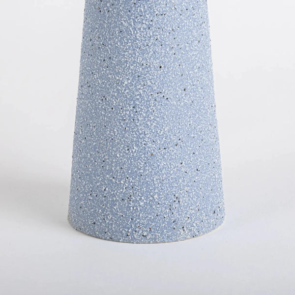 Vaso de cerâmica decorativo confeccionado em cerâmica de alta qualidade com acabamento primoroso com design minimalista de linhas orgânicas, traz um toque sutil de refinamento estético a salas de estar, halls de entrada e escritórios.