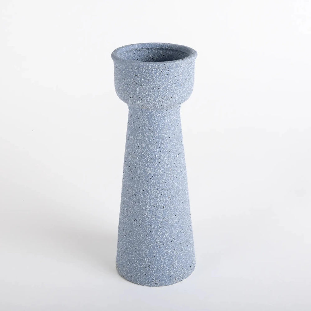 Vaso de cerâmica decorativo confeccionado em cerâmica de alta qualidade com acabamento primoroso e superfície de acabamento fosco acetinado, perfeito para realçar arranjos florais ou compor composições elegantes em aparadores e mesas.