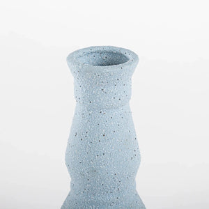 Vaso de cerâmica decorativo confeccionado em cerâmica de alta qualidade com acabamento primoroso com design minimalista de linhas orgânicas, perfeito para realçar arranjos florais ou compor composições elegantes em aparadores e mesas.