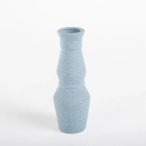 Vaso de cerâmica decorativo confeccionado em cerâmica de alta qualidade com acabamento primoroso com design minimalista de linhas orgânicas, sinônimo de elegância atemporal, ideal para dar vida, movimento e frescor ao design de interiores.