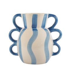 Vaso de cerâmica decorativo na cor branca confeccionado em cerâmica de alta qualidade com acabamento primoroso com relevos e sulcos lineares marcantes, uma escolha sofisticada para adicionar pontos de textura e design autêntico na decoração da casa.