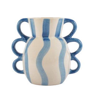 Vaso de cerâmica decorativo na cor branca confeccionado em cerâmica de alta qualidade com acabamento primoroso com relevos e sulcos lineares marcantes, uma escolha sofisticada para adicionar pontos de textura e design autêntico na decoração da casa.