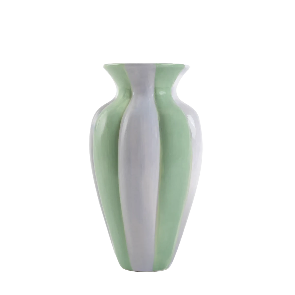 Vaso de cerâmica decorativo confeccionado em cerâmica de alta qualidade com acabamento primoroso com relevos e sulcos lineares marcantes, sinônimo de elegância atemporal, ideal para dar vida, movimento e frescor ao design de interiores.