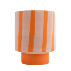 Vaso de cerâmica decorativo confeccionado em cerâmica de alta qualidade com acabamento primoroso com relevos e sulcos lineares marcantes, sinônimo de elegância atemporal, ideal para dar vida, movimento e frescor ao design de interiores.