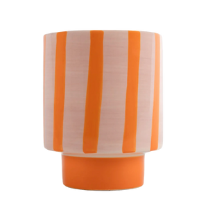 Vaso de cerâmica decorativo confeccionado em cerâmica de alta qualidade com acabamento primoroso com relevos e sulcos lineares marcantes, sinônimo de elegância atemporal, ideal para dar vida, movimento e frescor ao design de interiores.