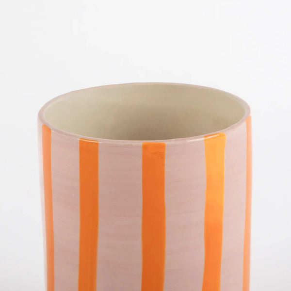 Vaso de cerâmica decorativo confeccionado em cerâmica de alta qualidade com acabamento primoroso com design minimalista de linhas orgânicas, uma escolha sofisticada para adicionar pontos de textura e design autêntico na decoração da casa.
