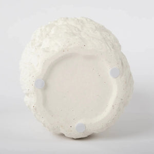 Vaso de cerâmica decorativo na cor branca confeccionado em cerâmica de alta qualidade com acabamento primoroso com design minimalista de linhas orgânicas, sinônimo de elegância atemporal, ideal para dar vida, movimento e frescor ao design de interiores.