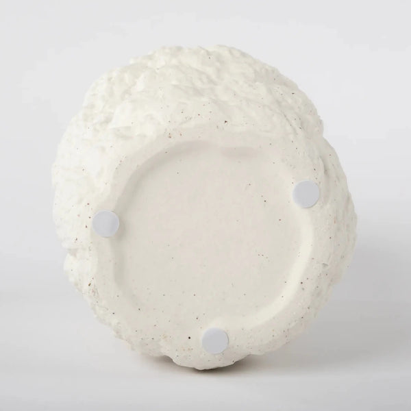 Vaso de cerâmica decorativo na cor branca confeccionado em cerâmica de alta qualidade com acabamento primoroso com design minimalista de linhas orgânicas, sinônimo de elegância atemporal, ideal para dar vida, movimento e frescor ao design de interiores.