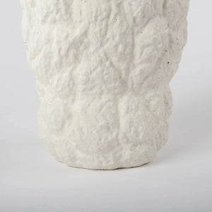 Vaso de cerâmica decorativo na cor branca confeccionado em cerâmica de alta qualidade com acabamento primoroso com design minimalista de linhas orgânicas, peça decorativa versátil que se destaca pela sua harmonia de formas e excelente presença visual.
