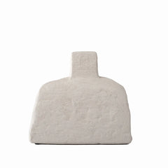 Vaso de cerâmica decorativo na cor branca confeccionado em cerâmica rústica artesanal com textura texturizada natural e superfície de acabamento fosco acetinado, peça decorativa versátil que se destaca pela sua harmonia de formas e excelente presença visual.