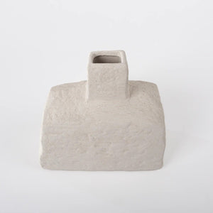 Vaso de cerâmica decorativo na cor branca confeccionado em cerâmica de alta qualidade com acabamento primoroso com design minimalista de linhas orgânicas, sinônimo de elegância atemporal, ideal para dar vida, movimento e frescor ao design de interiores.