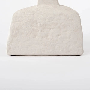 Vaso de cerâmica decorativo na cor branca confeccionado em cerâmica de alta qualidade com acabamento primoroso com design minimalista de linhas orgânicas, uma escolha sofisticada para adicionar pontos de textura e design autêntico na decoração da casa.