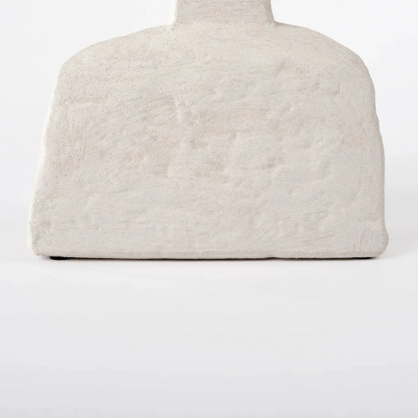 Vaso de cerâmica decorativo na cor branca confeccionado em cerâmica de alta qualidade com acabamento primoroso com design minimalista de linhas orgânicas, uma escolha sofisticada para adicionar pontos de textura e design autêntico na decoração da casa.