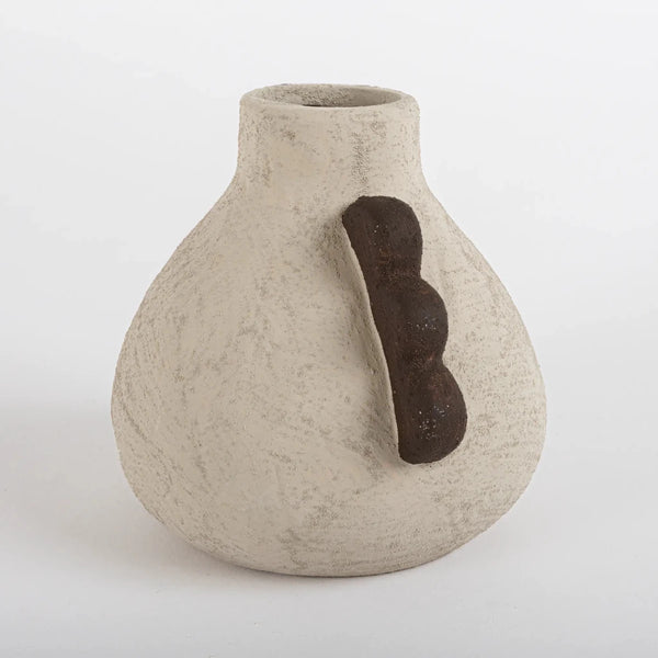 Vaso de cerâmica decorativo confeccionado com matéria-prima selecionada e design contemporâneo, sinônimo de elegância atemporal, ideal para dar vida, movimento e frescor ao design de interiores.