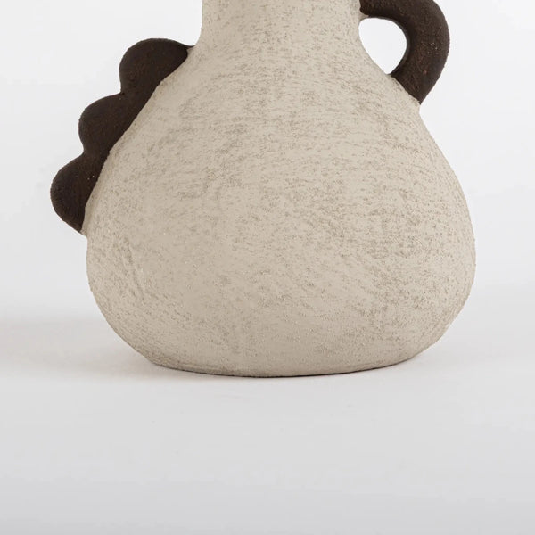 Vaso tipo ânfora decorativo na cor areia confeccionado em cerâmica rústica artesanal com textura texturizada natural com design minimalista de linhas orgânicas, combina silhuetas elegantes e texturas exclusivas para enriquecer qualquer canto ou prateleira.
