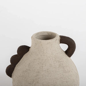 Vaso tipo ânfora decorativo na cor areia confeccionado em cerâmica rústica artesanal com textura texturizada natural com design minimalista de linhas orgânicas, traz um toque sutil de refinamento estético a salas de estar, halls de entrada e escritórios.