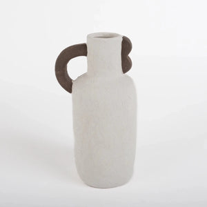 Vaso de cerâmica decorativo confeccionado com matéria-prima selecionada e design contemporâneo, perfeito para realçar arranjos florais ou compor composições elegantes em aparadores e mesas.