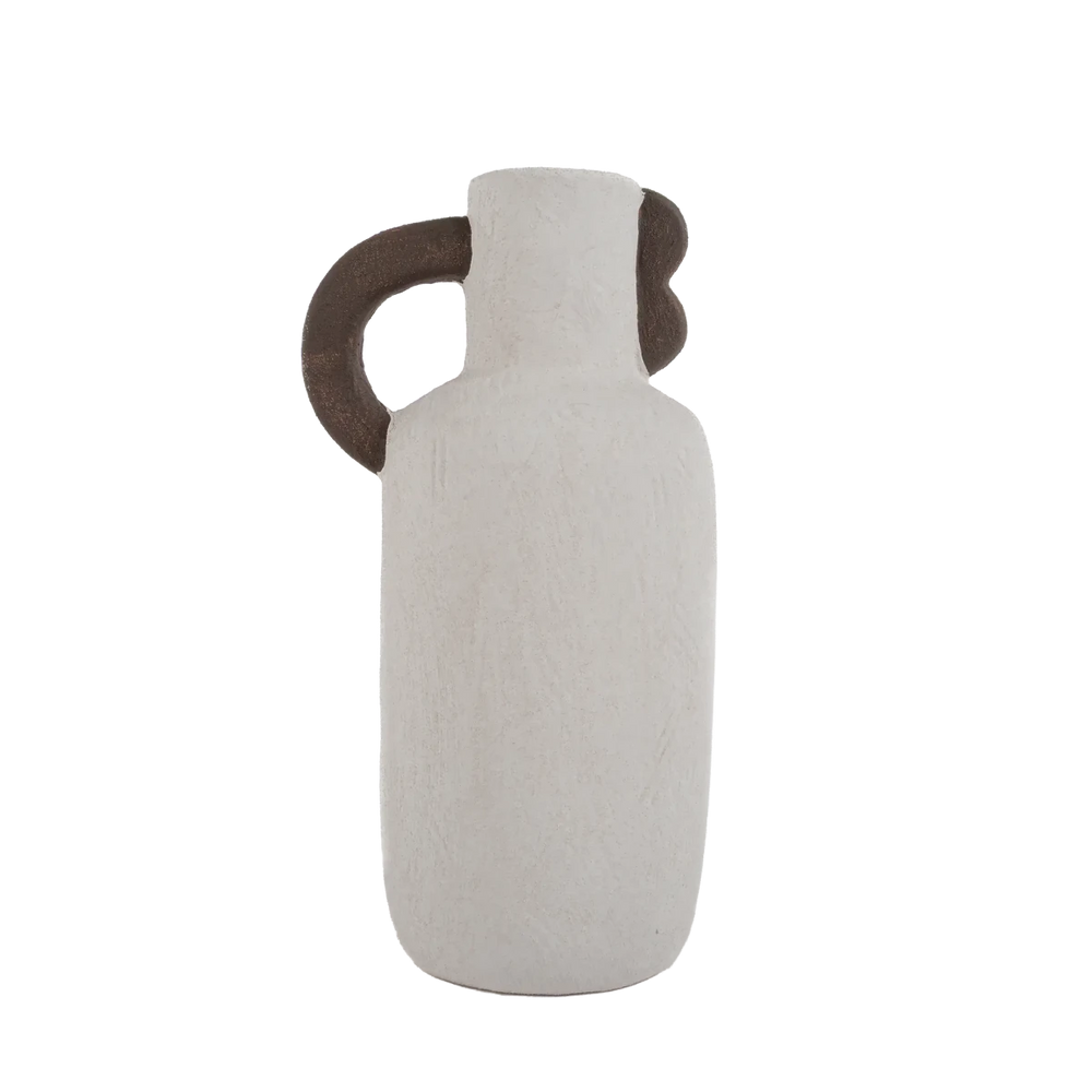 Vaso tipo ânfora decorativo na cor areia confeccionado em cerâmica rústica artesanal com textura texturizada natural e superfície de acabamento fosco acetinado, combina silhuetas elegantes e texturas exclusivas para enriquecer qualquer canto ou prateleira.