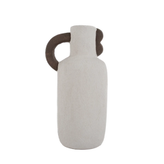 Vaso tipo ânfora decorativo na cor areia confeccionado em cerâmica rústica artesanal com textura texturizada natural e superfície de acabamento fosco acetinado, combina silhuetas elegantes e texturas exclusivas para enriquecer qualquer canto ou prateleira.