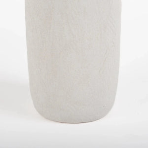 Vaso tipo ânfora decorativo na cor off-white confeccionado em cerâmica rústica artesanal com textura texturizada natural com design minimalista de linhas orgânicas, perfeito para realçar arranjos florais ou compor composições elegantes em aparadores e mesas.