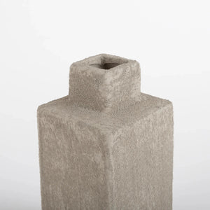 Vaso de cerâmica decorativo confeccionado com matéria-prima selecionada e design contemporâneo, perfeito para realçar arranjos florais ou compor composições elegantes em aparadores e mesas.
