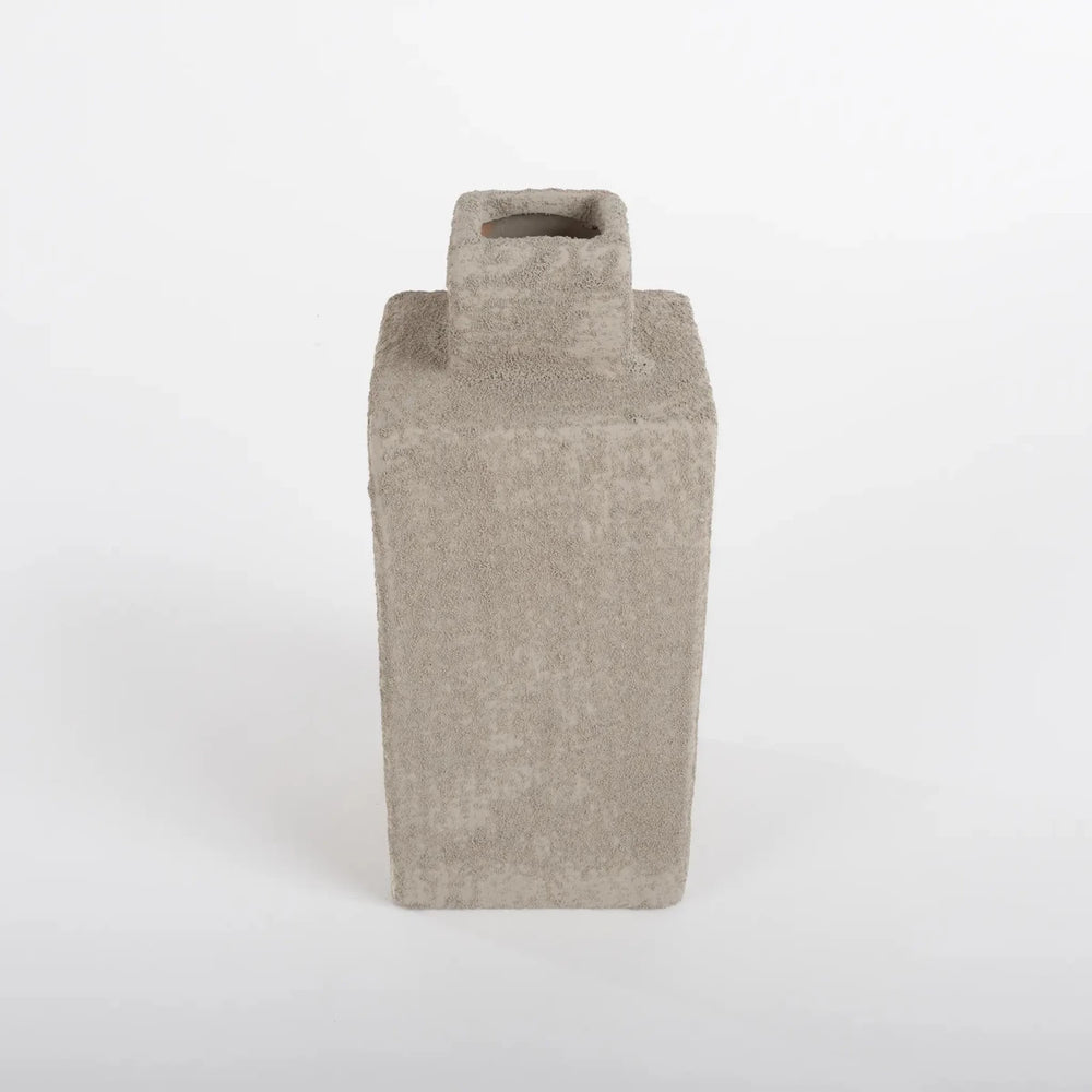 Vaso de cerâmica decorativo confeccionado com matéria-prima selecionada e design contemporâneo, sinônimo de elegância atemporal, ideal para dar vida, movimento e frescor ao design de interiores.