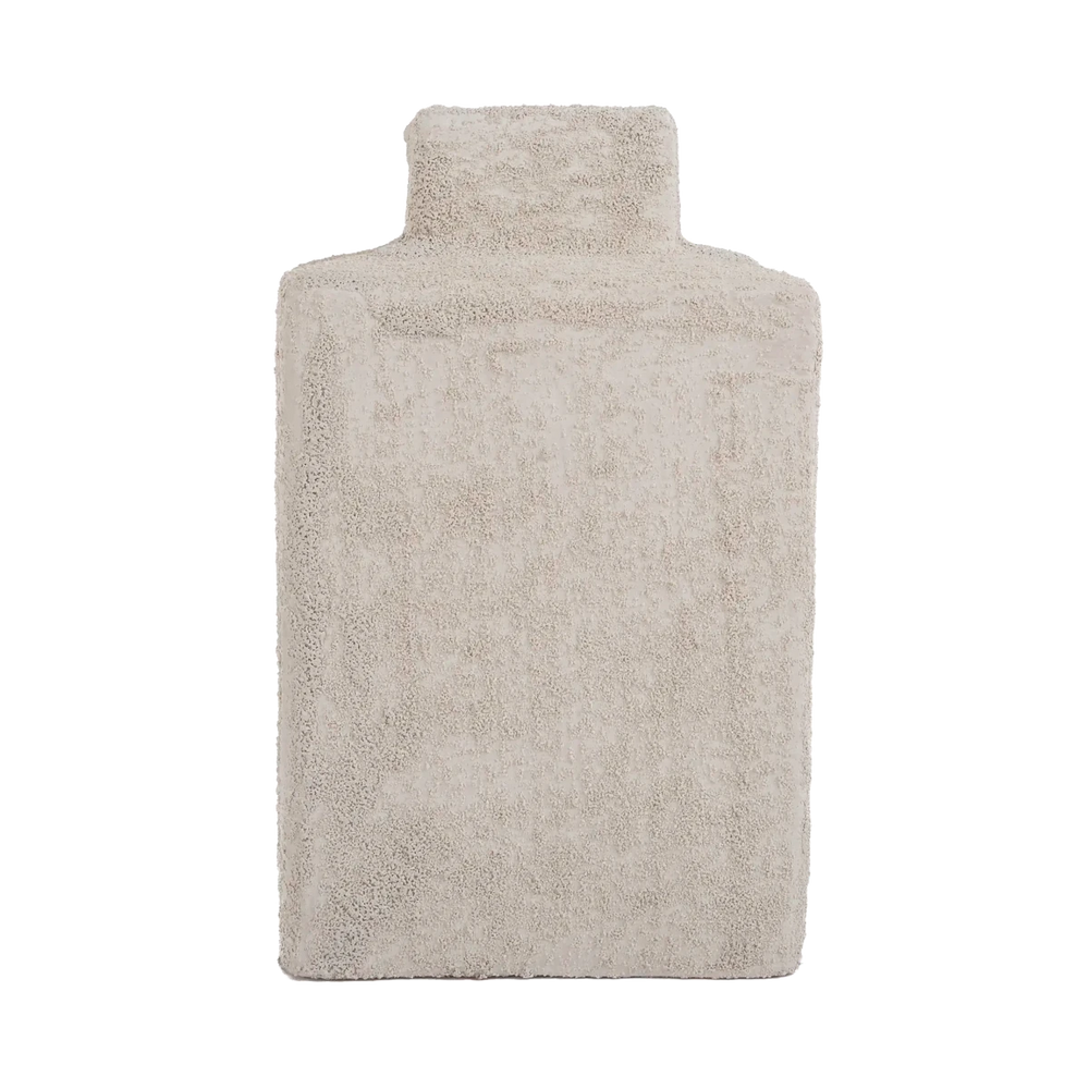 Vaso de cerâmica decorativo confeccionado com matéria-prima selecionada e design contemporâneo, uma escolha sofisticada para adicionar pontos de textura e design autêntico na decoração da casa.