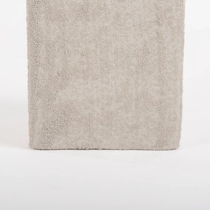 Vaso de cerâmica decorativo na cor off-white confeccionado em cerâmica rústica artesanal com textura texturizada natural com design minimalista de linhas orgânicas, uma escolha sofisticada para adicionar pontos de textura e design autêntico na decoração da casa.
