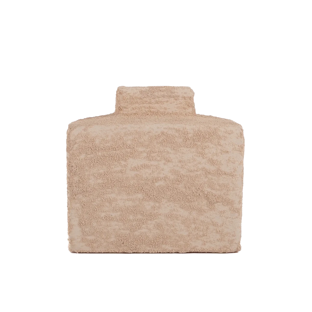 Vaso de cerâmica decorativo confeccionado com matéria-prima selecionada e design contemporâneo, traz um toque sutil de refinamento estético a salas de estar, halls de entrada e escritórios.
