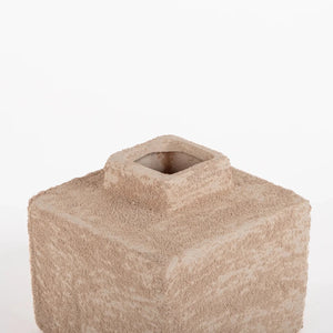 Vaso de cerâmica decorativo confeccionado em cerâmica rústica artesanal com textura texturizada natural com design minimalista de linhas orgânicas, ideal para valorizar plantas e flores secas enquanto decora o ambiente com personalidade única.