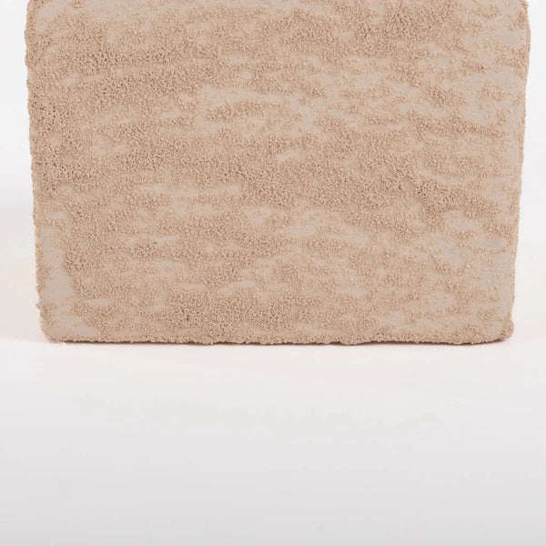 Vaso de cerâmica decorativo confeccionado em cerâmica rústica artesanal com textura texturizada natural com design minimalista de linhas orgânicas, traz um toque sutil de refinamento estético a salas de estar, halls de entrada e escritórios.