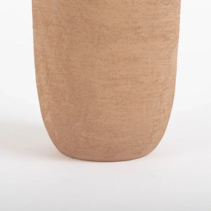 Vaso de cerâmica decorativo na cor terracota confeccionado em cerâmica rústica artesanal com textura texturizada natural com design minimalista de linhas orgânicas, ideal para valorizar plantas e flores secas enquanto decora o ambiente com personalidade única.