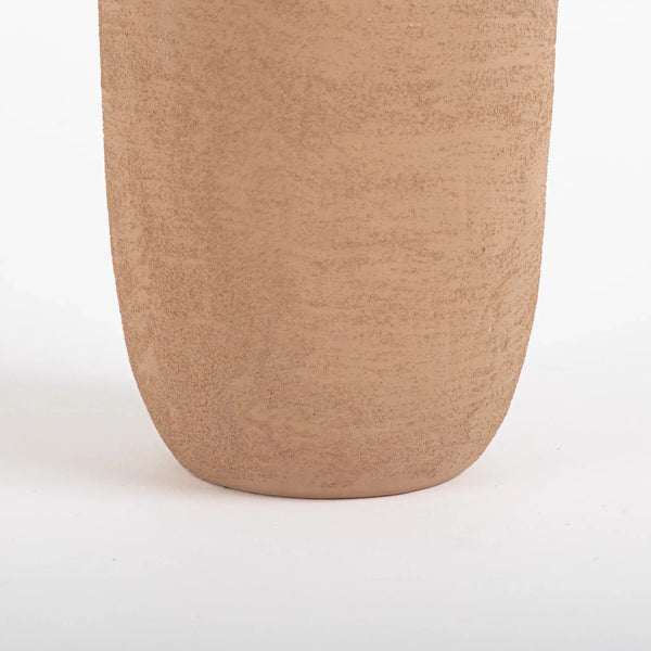 Vaso de cerâmica decorativo na cor terracota confeccionado em cerâmica rústica artesanal com textura texturizada natural com design minimalista de linhas orgânicas, ideal para valorizar plantas e flores secas enquanto decora o ambiente com personalidade única.