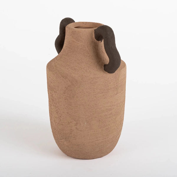 Vaso de cerâmica decorativo confeccionado com matéria-prima selecionada e design contemporâneo, traz um toque sutil de refinamento estético a salas de estar, halls de entrada e escritórios.