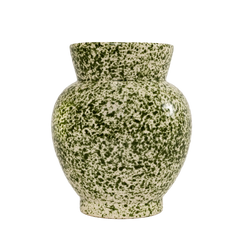 Vaso de cerâmica decorativo confeccionado em cerâmica de alta qualidade com acabamento primoroso com relevos e sulcos lineares marcantes, sinônimo de elegância atemporal, ideal para dar vida, movimento e frescor ao design de interiores.