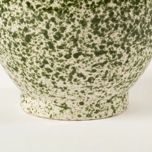 Vaso de cerâmica decorativo confeccionado em cerâmica de alta qualidade com acabamento primoroso com design minimalista de linhas orgânicas, ideal para valorizar plantas e flores secas enquanto decora o ambiente com personalidade única.