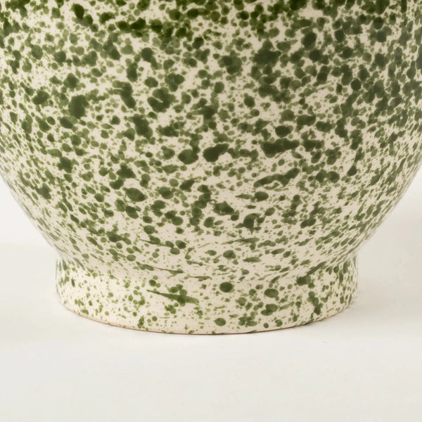Vaso de cerâmica decorativo confeccionado em cerâmica de alta qualidade com acabamento primoroso com design minimalista de linhas orgânicas, ideal para valorizar plantas e flores secas enquanto decora o ambiente com personalidade única.