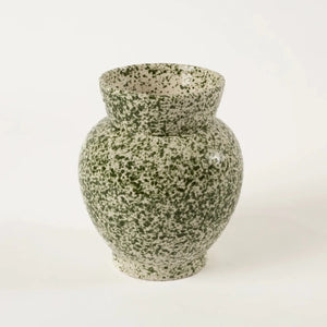 Vaso de cerâmica decorativo confeccionado em cerâmica de alta qualidade com acabamento primoroso com design minimalista de linhas orgânicas, uma escolha sofisticada para adicionar pontos de textura e design autêntico na decoração da casa.