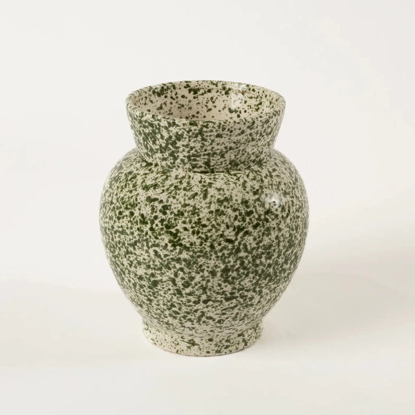Vaso de cerâmica decorativo confeccionado em cerâmica de alta qualidade com acabamento primoroso com design minimalista de linhas orgânicas, uma escolha sofisticada para adicionar pontos de textura e design autêntico na decoração da casa.