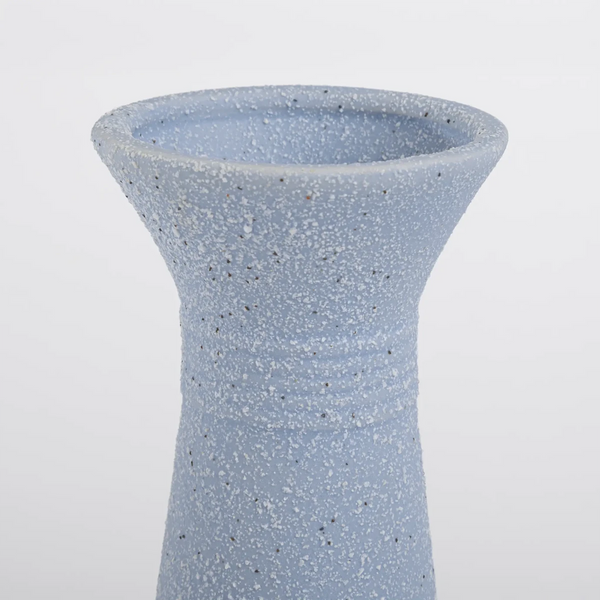 Vaso de cerâmica decorativo confeccionado em cerâmica de alta qualidade com acabamento primoroso com design minimalista de linhas orgânicas, combina silhuetas elegantes e texturas exclusivas para enriquecer qualquer canto ou prateleira.