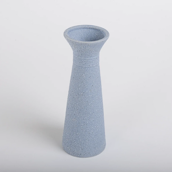 Vaso de cerâmica decorativo confeccionado em cerâmica de alta qualidade com acabamento primoroso com design minimalista de linhas orgânicas, peça decorativa versátil que se destaca pela sua harmonia de formas e excelente presença visual.