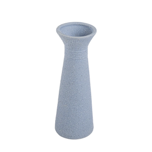Vaso de cerâmica decorativo confeccionado em cerâmica de alta qualidade com acabamento primoroso e superfície de acabamento fosco acetinado, ideal para valorizar plantas e flores secas enquanto decora o ambiente com personalidade única.