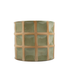 Vaso de cerâmica decorativo confeccionado em cerâmica rústica artesanal com textura texturizada natural com relevos e sulcos lineares marcantes, combina silhuetas elegantes e texturas exclusivas para enriquecer qualquer canto ou prateleira.
